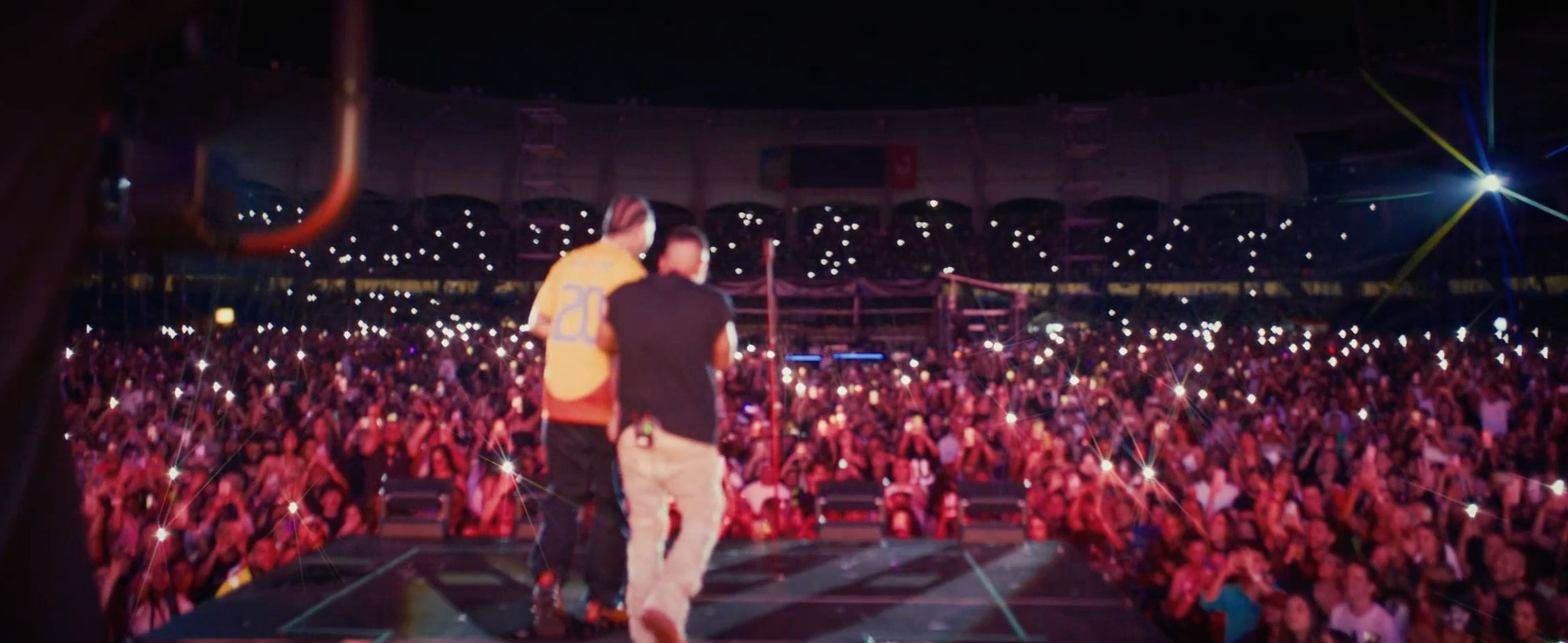 Estadio lleno con luces